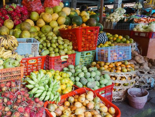 Grignotage, grignoter, perdre du poids, maigrir, fruits, légumes, marché Bali, coloré