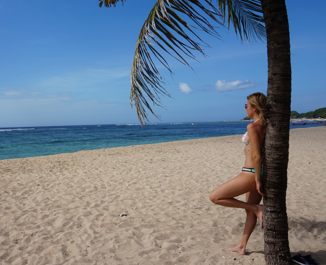 Bali, Sanur beach, Indonésie, île des Dieux, Asie, voyage, vacances, palmiers, cocotier, sable blanc, bikini, maillot de bain